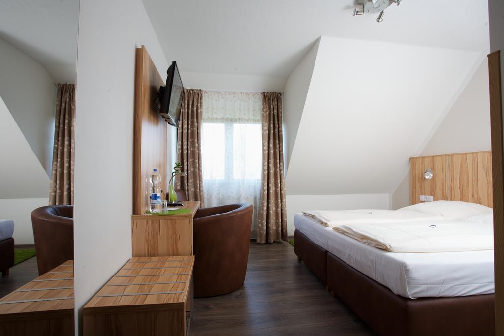 Hotel Reinhardtshof Garni Wolfschlugen Szoba fotó