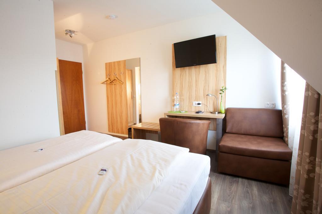 Hotel Reinhardtshof Garni Wolfschlugen Szoba fotó