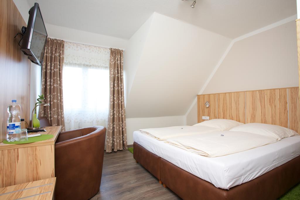 Hotel Reinhardtshof Garni Wolfschlugen Szoba fotó