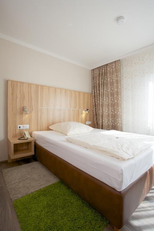 Hotel Reinhardtshof Garni Wolfschlugen Szoba fotó