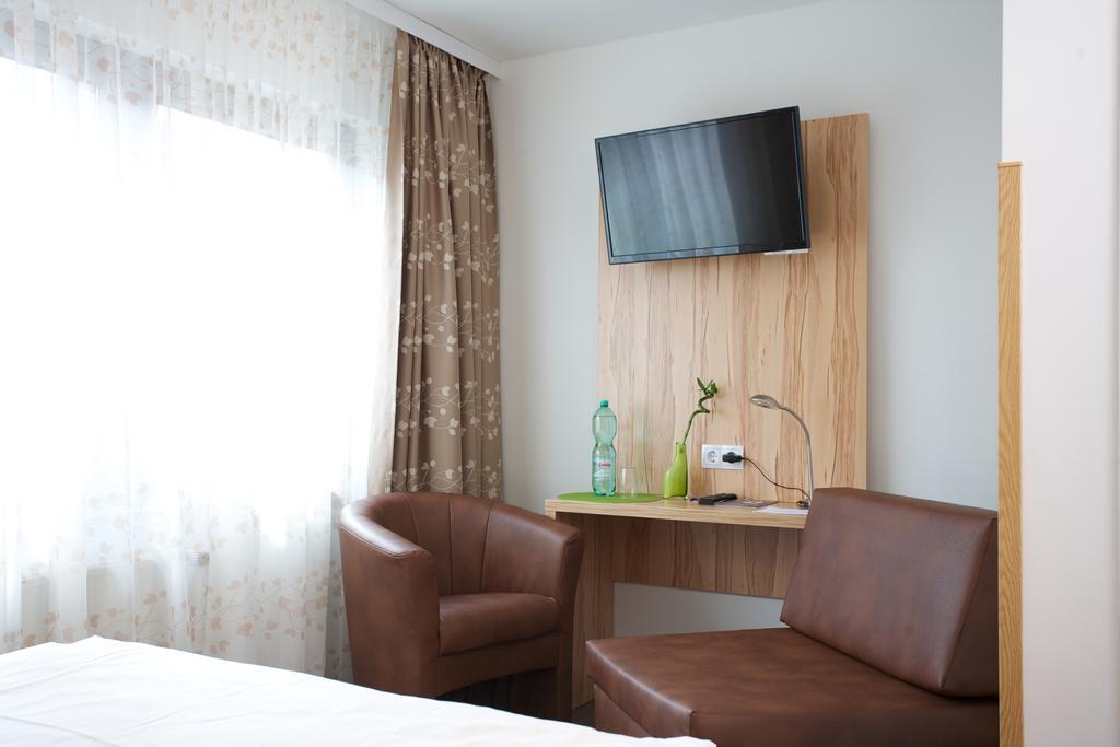 Hotel Reinhardtshof Garni Wolfschlugen Szoba fotó