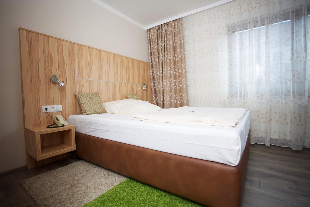 Hotel Reinhardtshof Garni Wolfschlugen Szoba fotó