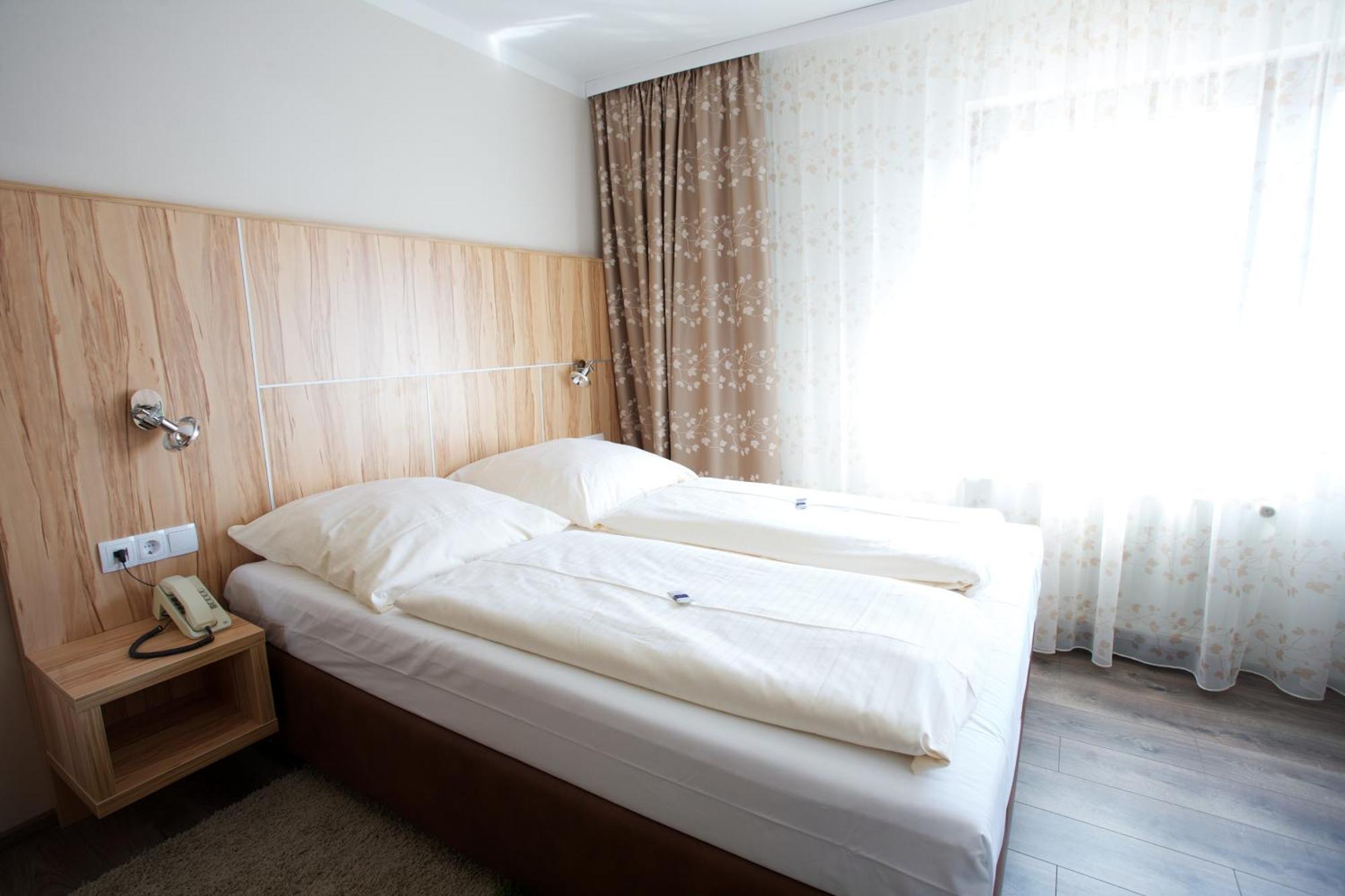 Hotel Reinhardtshof Garni Wolfschlugen Szoba fotó